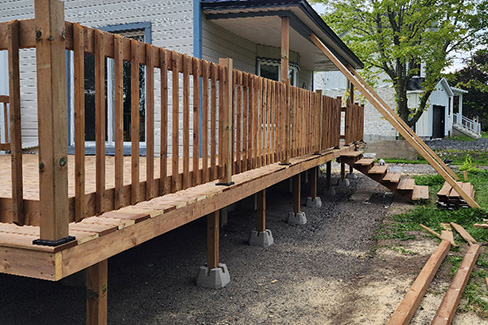 Fabrication d'un grande terrasse en bois traité à Longueuil