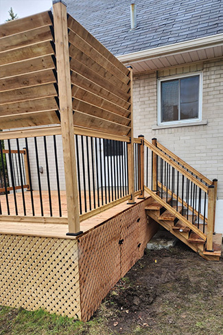 Fabrication d'un patio avec 2 paneaux pour l'intimité avec un escalier en bois