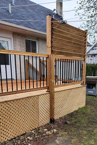 Fabrication d'un patio avec paneau pour l'intimité et rampe en bois traité