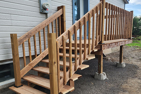 Fabrication d'un petit balcon avec un escalier en bois traité à Saint-Hubert
