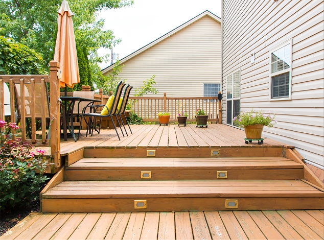Réparation d'un patio en bois avec des lumières encastrées