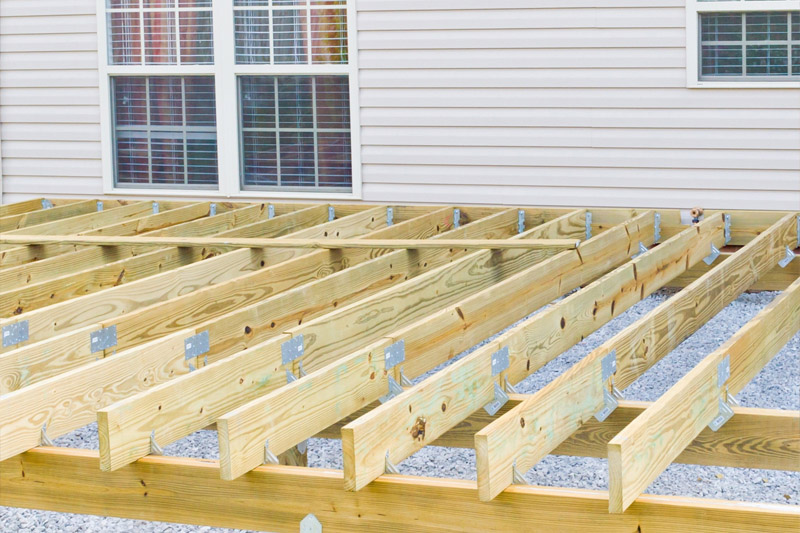 Construction de patio en bois traité